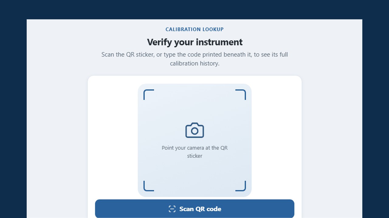 Die Prüfseite von Cal, auf der ein Kalibrier-QR-Code gescannt oder sein aufgedruckter Code eingegeben wird